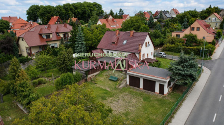 Dom bliźniak z budynkiem stacji diagnostyki aut